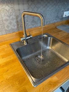 AORA GT600 Umkehrosmoseanlage Untertisch – 8-Stufen-Filtration, 3-Wege-Armatur, Trinkwasserfilter tanklos, Osmoseanlage, RO + NORA Schwarz Kunden-Foto 1