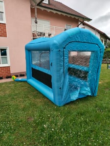 SucceBuy Aufblasbare Lackierkabine Spritzkabine 3 x 2,5 x 2,5 m, Zelt mit 550 W Gebläse & Luftfiltersystem, Runddach, 210D Oxford-Gewebe, geeignet für Spritzlackierungen von Metallteilen und Fahrzeugen Kunden-Foto 1