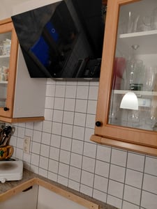 Bomann® Dunstabzugshaube 60cm mit bürstenlosem DC-Motor|Umluft oder Abluftbetrieb | Kopffreihaube mit 3 Stufen|Schräghaube mit Auto Opening&5-lagiger Aluminium-Filter | DU 7605 G Kunden-Foto 1