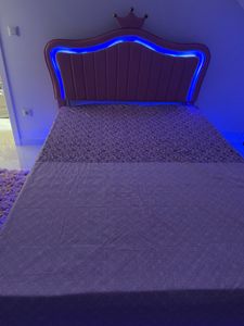 Merax Polsterbett 140x200cm mit LED, Jugendbett mit höhenverstellbarem Kopfteil und Lattenrost, Kunstleder Doppelbett mit Kroneform Kopfteil, Weiß Kunden-Foto 2