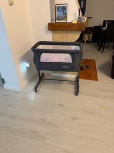 COSTWAY 3 in 1 Beistellbett & Babywiege & Reisebett, 5-stufig Höhenverstellbares Babybett, 10° Neigung, Kinderbett inkl. Matratze, Tragetasche, Stubenwagen für Babys bis 9kg belastbar (Dunkelgrau) Kunden-Foto 1