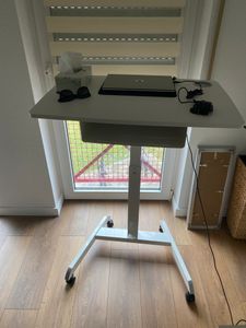 Výškovo nastaviteľný stôl na notebook s kolieskami Stolík na sedenie - plynový zdvihák Výškovo nastaviteľný do max. 113 cm - možnosť naklonenia o 30 stupňov - možnosť zaťaženia do 8 kg Fotografia od zákazníka č. 1