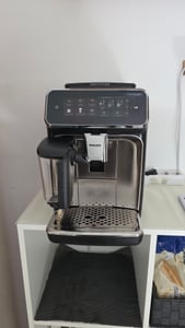 Philips Kaffeevollautomat Serie 2200, 2 Kaffeeeinstellungen, Milchaufschäumer, schwarz (EP2334/10) Kunden-Foto 1