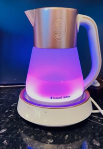 Rychlovarná konvice Russell Hobbs Calm Kettle 27450-70, 2400 W, 1,7 l, 40–100 °C, tichý var, dotyková tlačítka, zvukové signály, 6 měnících se barev, ochrany, bez BPA a PFAS, bílá/zlatá Fotografie od zákazníka č. 1