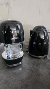Smeg KLF03BLEU Bollitore Standard 50's Style pollici“ Nero lucido Foto del cliente 1