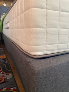 Łóżko tapicerowane Flieks 90x200cm z miejscem do przechowywania, łóżko młodzieżowe pojedyncze z usb i led, łóżko na sprężynach skrzyniowych z metalową ramą z listew, len, szare Zdjęcie produktu od klienta nr 1