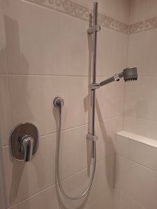 tecuro Brausestange 115 cm Wandstange SUN - mit variablen Wandbefestigungen, verchromt Kunden-Foto 3