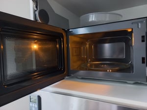 Severin MW 7790, Arbeitsplatte, Solo-Mikrowelle, 20 l, 700 W, Drehregler, Schwarz Kunden-Foto 1