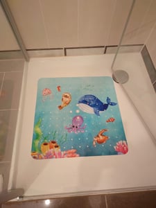 Delluxia Duschmatte Kinder rutschfest inkl. Aufhängung I 53x53 cm I Duscheinlage BPA frei I Antirutschmatte Dusche I Duschmatte schimmelresistent & geruchsfrei Kunden-Foto 1