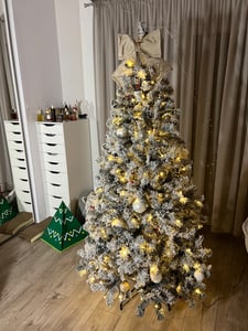 COSTWAY 225cm albero di Natale artificiale con neve incl. 1010 aghi in PVC, 450 luci LED bianco caldo e supporto in metallo, abete, albero di Natale, bianco Foto del cliente 7
