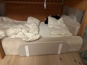 regalik Bettgitter Rausfallschutz Kinderbett 60x20 cm – Weiß Stabile Absturzsicherung ohne Bohren – Einfache Montage unter der Matratze Kunden-Foto 1