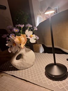 LED Nachttischlampe Kabellose Dimmbare LED Tischleuchte Tischlampe, Stufenloses Dimmen in drei Farben, Tragbare USB Aufladbar kabellose lampe, Schwarz Kunden-Foto 1
