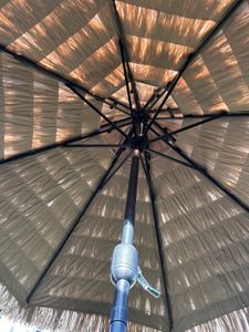 KOMFOTTEU 2.7m Hawaii Sonnenschirm, Strohschirm Sonnenschutz, Bastschirm knickbar, Strandschirm mit Doppeldach, Terrassenschirm Marktschirm für Garten, Balkon, Strand Kunden-Foto 2