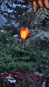 XXL LED Solar Heißluftballon mit Flammeneffekt Beleuchtung | Laterne mit 40 warm-weißen Licher | Solarleuchte zum Aufhängen | inkl. Metallkette | ca. Ø 29 cm | Gesamthöhe ca. 86 cm (XXL - Regenbogenfarben) Kunden-Foto 2