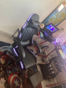 Herní židle Delman Ergonomická kancelářská židle RGB LED osvětlení Křeslo zPolyuretankůže s podnožkou Kovová základna 02-0055BK Fotografie od zákazníka č. 2