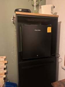 Stillstern Mini Kühlschrank E 45L mit Abtauautomatik, Schloss, Frostfach, Leise, Ideal für Küche, Büro, Schlafzimmer, Hotels und kleine Wohnungen Kühlschrank klein Minibar R600A Getränkekühlschrank Kunden-Foto 2