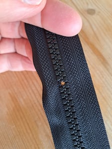 Teilbarer 2-Wege-Reißverschluss mit Kunststoffzähnen, 70cm, Schwarz - Ideal für Jacken & Taschen, Robust & Vielseitig Kunden-Foto 1