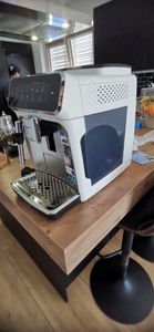 Philips Kaffeevollautomat Serie 3200, 5 Kaffeeeinstellungen, LatteGo-Milchsystem, Touch-Display, schwarz (EP3321/40) Kunden-Foto 4