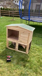 lionto Clapier à lapins, clapier à deux étages pour petits animaux en bois de sapin avec rampe, 4 portes & toit en bitume, résistant aux intempéries & sûr, 98x54x100 cm Photo du client 1