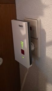 AVM FRITZ!WLAN Mesh Repeater 2400 (Dual-WLAN AC + N bis zu 1.733 MBit/s (5GHz) + 600 MBit/s(2,4 GHz), 1x Gigabit-LAN Kunden-Foto 1
