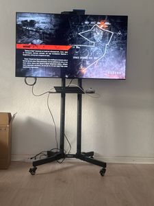 FCH TV stojan TV stojan s kolieskami pre 32-70 palcový televízor s maximálnou hmotnosťou 60 kg, VESA 400 x 600, nastaviteľný hore a dole o 15° Fotografia od zákazníka č. 4