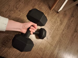TREX SPORT Kurzhanteln Hanteln Set 2x8kg TX-008CD | Kunststoff Hexagon Dumbbell für Krafttraining | sechseckige Anti-Roll Form, ergonomischer Griff Kunden-Foto 2