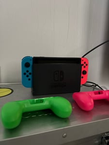 Nintendo Switch Konsole, Farbe: Neon-Rot/Neon-Blau Kunden-Foto 1