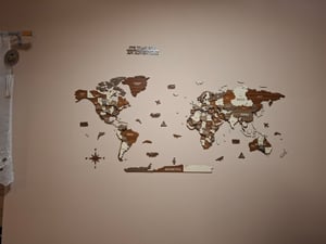 Mappa del mondo in legno da parete – Mappa 3D in legno con bacheca, regalo da viaggio, marrone Betül L 150 cm Foto del cliente 1
