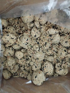Futterbauer Meisenknödel 200 Stück ohne Netz, Hochwertige Meisenknödel für Wildvögel, ca. 90 g je Knödel, mit Vitaminen & Fetten Kunden-Foto 8