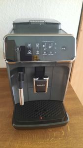 Philips Kaffeevollautomat 2200 Series, 2 Kaffeespezialitäten, Milchaufschäumer, Intuitives Touchdisplay, Grau (EP2224/10) Kunden-Foto 1