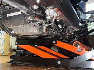 VEVOR Cric hydraulique pour moto 700 kg Cric pour moto Cric pour moto Support de montage pour moto, réglable 120-385 mm Support de montage pour moto, support pour moto dans le garage et à l'extérieur Photo du client 5
