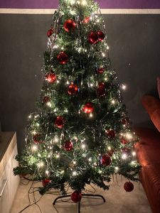 1.5m Weihnachtsbaum, Tannenbaum Künstlich mit 520 Zweige Verschlüsseltes Laub Stabiler Metallsockel Leicht Zu Montieren, für Innen- und Außenbereiche Kunden-Foto 4
