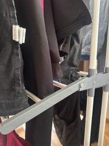 Stojak na ubrania składany, 4-poziomowy, z kółkami. Idealny do suszenia ubrań, kompaktowy i oszczędzający miejsce. Kolor: szary Zdjęcie produktu od klienta nr 3