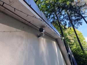 Kamera Attrappe Dummy Alarm mit LED Blinklicht Fake Überwachung Überwachungskamera Innen und Außen Alarmanlage Sicherheitskamera Silber Retoo Kunden-Foto 1