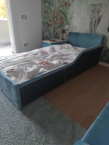 Flieks Polsterbett Kinderbett 140x200cm mit Schreibtisch und Hocker, Bodenbett Doppelbett mit Rausfallschutz, Holzbett mit Lattenrost, Samt, Blau Kunden-Foto 3
