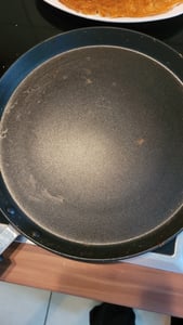 Navaris Crêpespfanne Pfannkuchenpfanne Palatschinkenpfanne - Ø26cm Pfanne für Crêpes Pancakes - alle Kochflächen - Antihaftbeschichtung - Schwarz Kunden-Foto 1