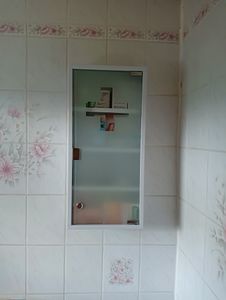 Theo&Cleo Medizinschrank Edelstahl abschließbar Medikamentenschrank Wandmontage 3 Fächer Apothekerschrank für Badezimmer und Haushalt Silber Kunden-Foto 1