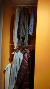 Intirilife Teleskopstange in SILBER 55 - 85 cm- Ausziehbare Stange, Edelstahl, verstellbar, rutschfest, vielseitig einsetzbar ohne Bohren und Schrauben- Klemmstange Duschvorhangstange Gardinenstange Kunden-Foto 1