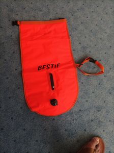 Schwimmboje mit Trockentasche BESTIF Schwimmhilfe Triathlon Aufblasbar Erwachsene Trockensack Wasserdicht Safety Buoy 28L Kunden-Foto 1