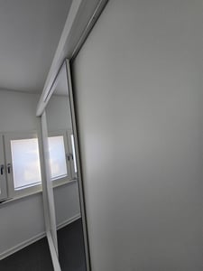 Schwebetürenschrank Kleiderschrank Schrank 250cm Weiß/Weiß mit Spiegel und LED-Beleuchtung Alba Kunden-Foto 3
