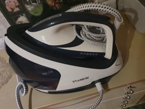 Fer à repasser à vapeur STANEW avec pression de 8 bars, débit de vapeur de 120g±15g/min, réservoir d'eau de 1,9L, 3000W - Repassage professionnel pour des résultats parfaits Photo du client 3