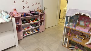COSTWAY 4-stöckiges Kinderregal aus Holz, Spielzeugschrank mit 8 Boxen, 2 Schänken&Regalen, Bücherregal Kinder, Spielzeug-Organizer Spielzimmer Rosa Kunden-Foto 1