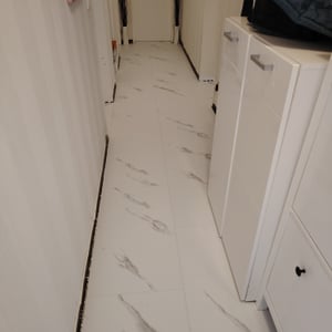 1 m² - Stilewo Klick-Vinylboden Fliese Steinoptik Bodenbelag wasserfest, robust, pflegeleicht - White Marble Kunden-Foto 4
