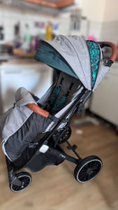 MoMi ESTELLE DAKAR – Ultraleichter Baby Kompaktbuggy mit XL-Rädern, Einhand-Faltung & Trolley-Funktion, inkl. Zubehör, ideal für Reisen – Grau Kunden-Foto 1
