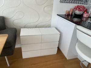Noční stolek VASAGLE, sada 2 kusů, boční stolek, 3 zásuvky, zkosené hrany, 2 zásuvky, 2 porty USB Fotografie od zákazníka č. 5