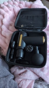 Massagepistole Mini, Muskel Massagegerät Tragbar, 4 Massageköpfen, Massage Gun Handmassagegerät für Bein Nacken Schulter Kunden-Foto 1