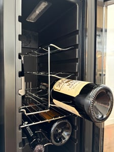 Klarstein Weinkühlschrank, 1 Zonen Getränkekühlschrank Klein, Kleiner Weinschrank 32L, Wein-Kühlschrank Klein mit Glastür, Indoor/Outdoor Flaschenkühlschrank, Wine Fridge 5-18°C, 12 Flaschen Kunden-Foto 1