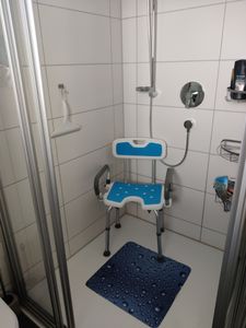 UISEBRT Sprchová stolička s odnímateľným operadlom a opierkou na ruku Sprchová stolička Výškovo nastaviteľná sprchová stolička pre seniorov s operadlom Veľké prísavky Kúpeľňová stolička Fotografia od zákazníka č. 6