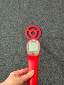 XMTECH dětský detektor kovů zelený, nastavitelný hledač pokladů s vodotěsnou 16,5 cm hledací cívkou, LCD displejem, zvukovým signálem, včetně lopaty a tašky, detektor kovů pro děti a dospělé Fotografie od zákazníka č. 3