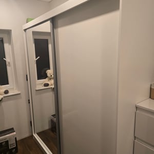 Schwebetürenschrank Kleiderschrank Schrank 203cm Weiß/Weiß semigloss mit Spiegel und Zierleisten Pola 35 Kunden-Foto 1